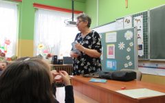 Słuchamy i snujemy refleksje w Szkole Podstawowej w Niechłoninie.