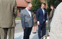 Uroczyste odsłonięcie odnowionego pomnika poświęconego ofiarom byłego niemieckiego obozu w Iłowie-Osadzie (film)