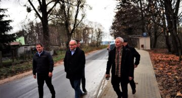 Odbiór inwestycji: „Przebudowa chodnika z przebudową odwodnienia przy drodze powiatowej nr 1542N w miejscowości Sławkowo”