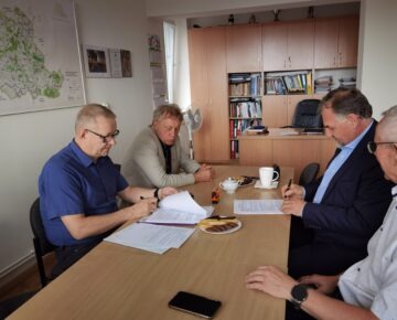 Podpisanie umowy na remont odcinka drogi powiatowej Gnojno-Petrykozy