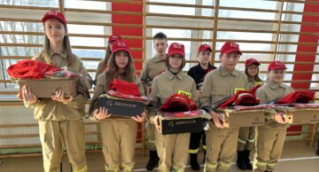 Młodzieżowa Drużyna Pożarnicza z Hartowca otrzymała nowe umundurowanie