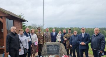 Uroczyste odsłonięcie tablicy pamiątkowej w Grabaczu