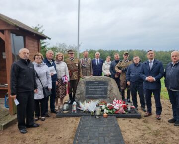 Uroczyste odsłonięcie tablicy pamiątkowej w Grabaczu