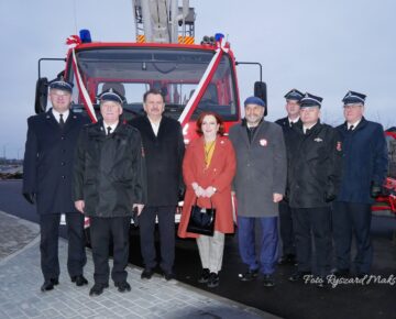 Druhowie z Ochotniczej Straży Pożarnej w Rybnie otrzymali specjalistyczny podnośnik hydrauliczny