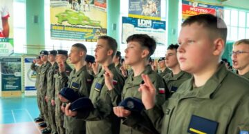 Ślubowanie uczniów klas Oddziału Przysposobienia Wojskowego w iłowskim ZSTiO (film)