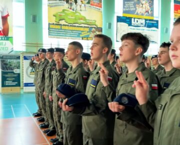 Ślubowanie uczniów klas Oddziału Przysposobienia Wojskowego w iłowskim ZSTiO (film)