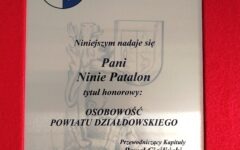 Uroczyste wręczenie statuetki i dyplomu „Osobowość Powiatu Działdowskiego” Ninie Patalon